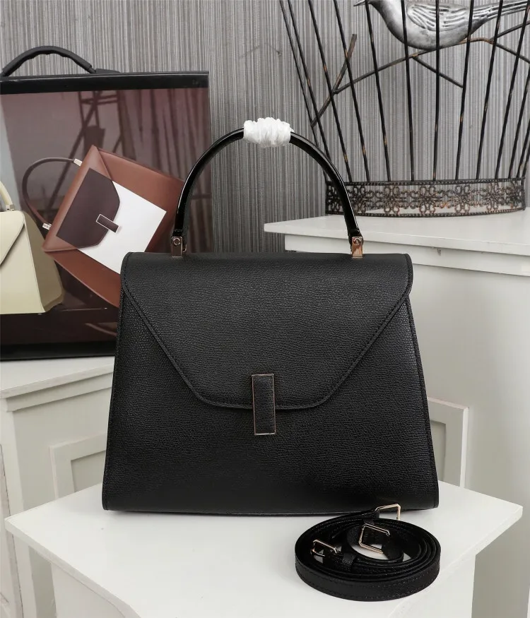 In stock👉Original medium size black👉Valextra Valextra Iside, known as Italian Hermès, is one of the most representative designs of Valextra. There is no obvious logo, but the simple collective line design is very recognizable, full of architectural art, and shows a capable and intellectual style. It is made of imported palm-print lining cowhide, with up to five stitches of handwork, and the shiny oil edges test the skill of the craftsman. Medium size: 26cm【6627#】
